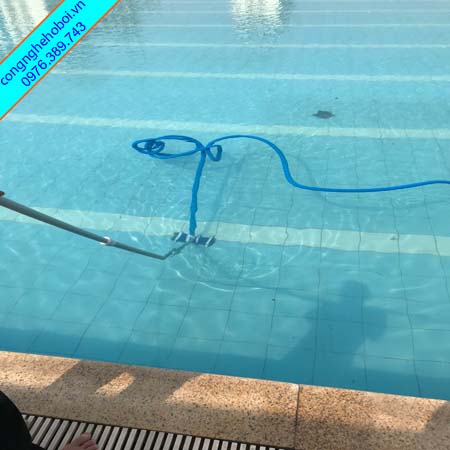 Hút Vệ Sinh Đáy Bể Bơi